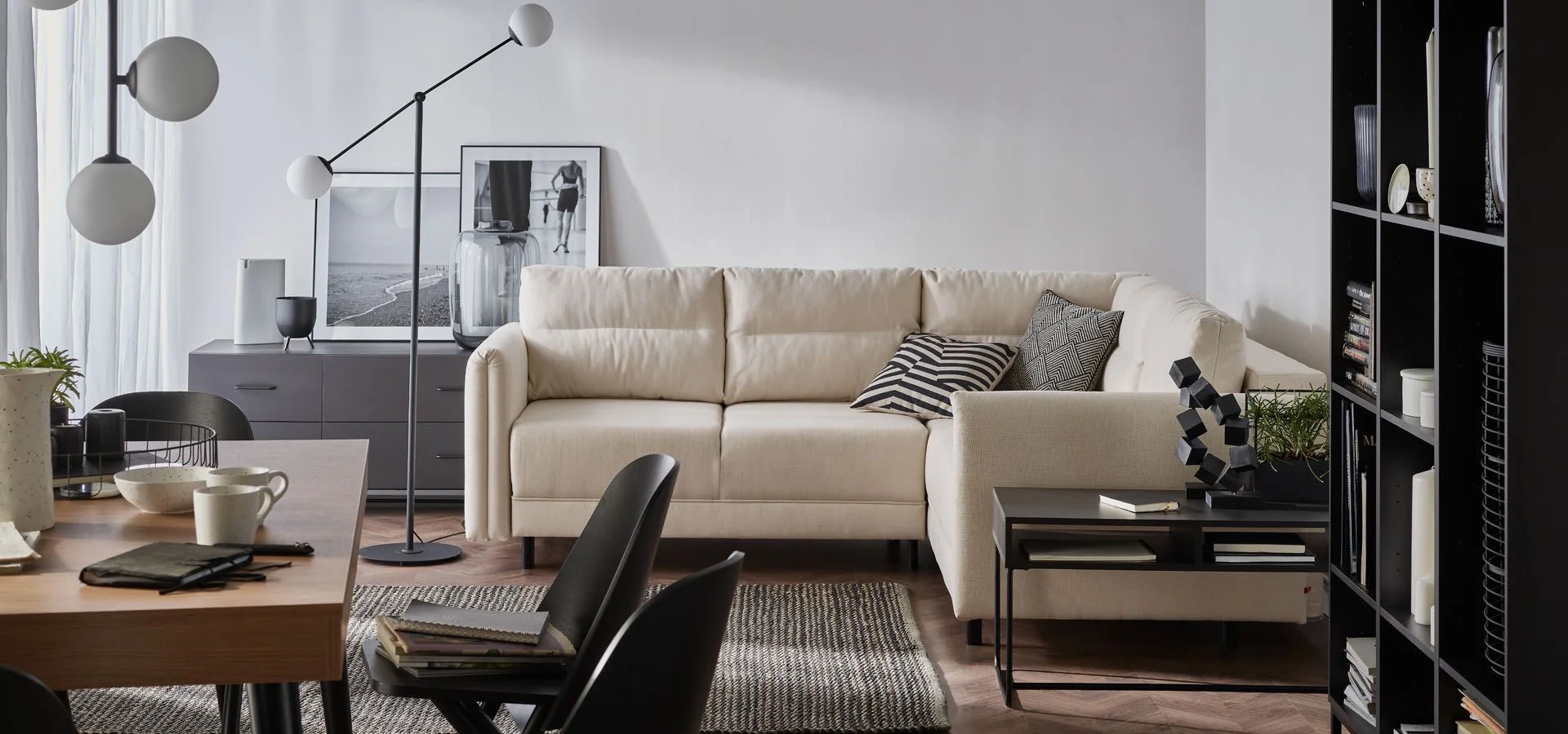 przytulny salon z brązową podłogą i beżową sofą